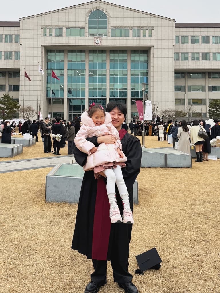 졸업장 대신 조카 들기